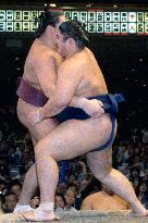 Kotomitsuki stays on top with win at autumn sumo